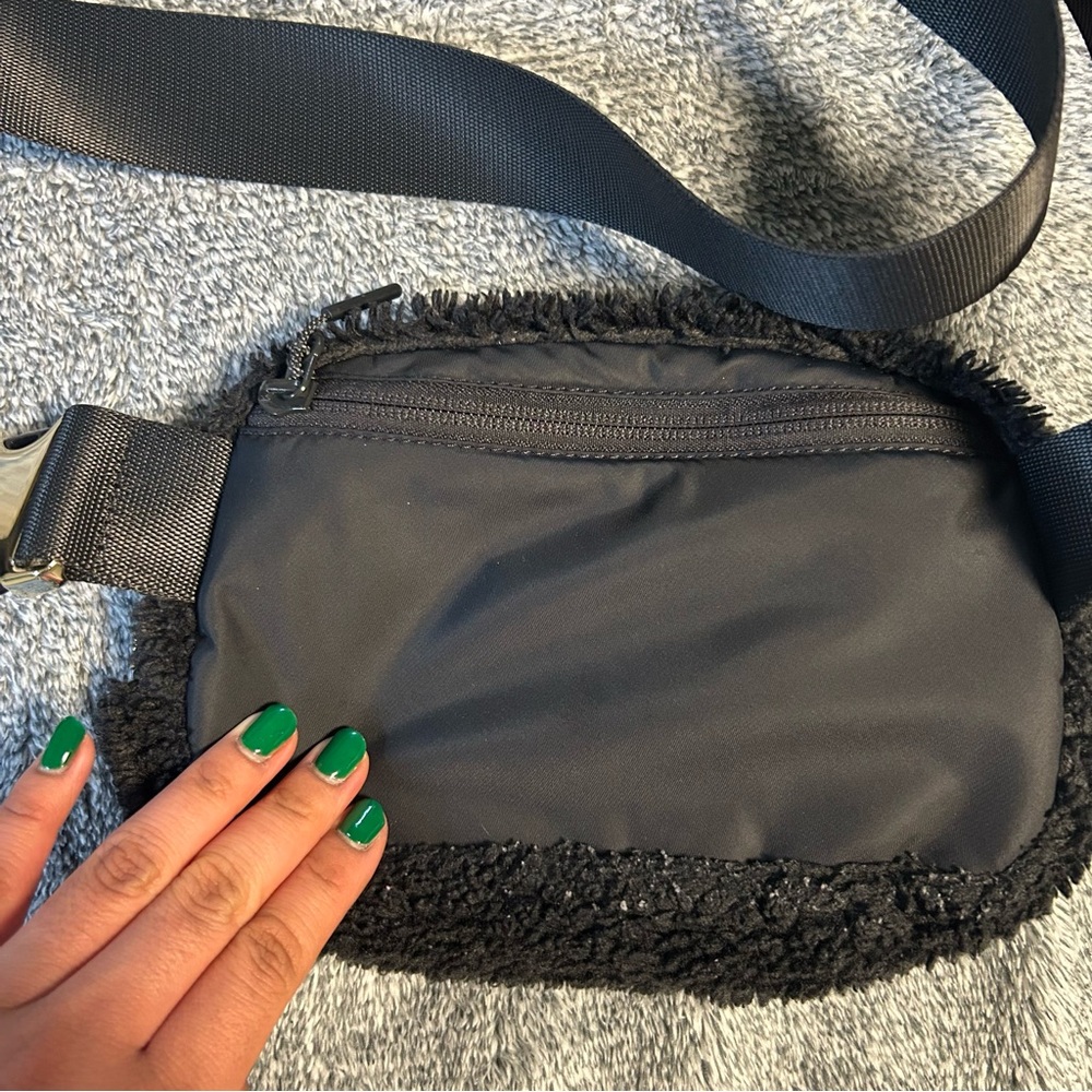 LULULEMON - Black Sherpa Belt Bag - Picture 6 of 7